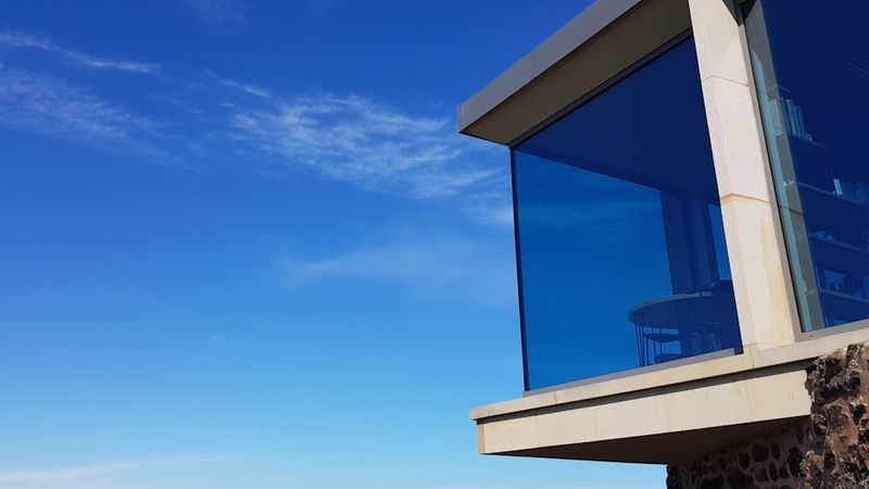 Janela ampla com vista iluminada