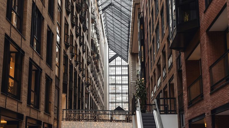 Átrio com teto de vidro