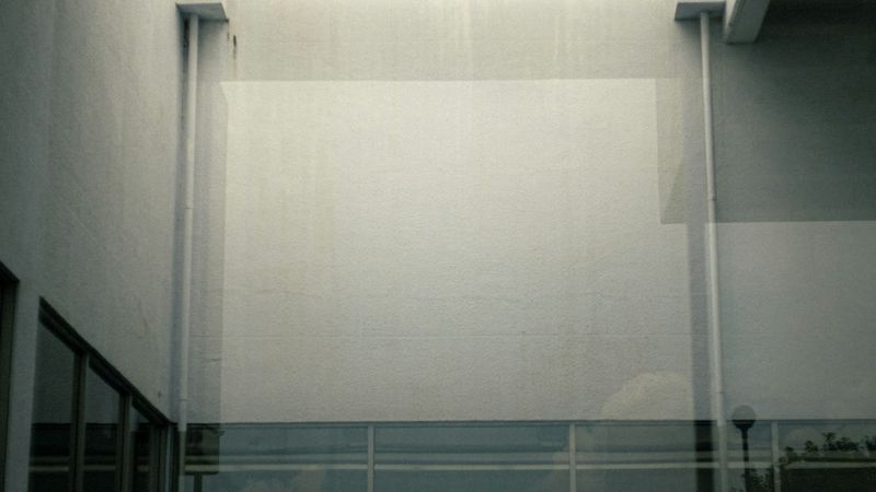 Cobertura de vidro em área de lazer