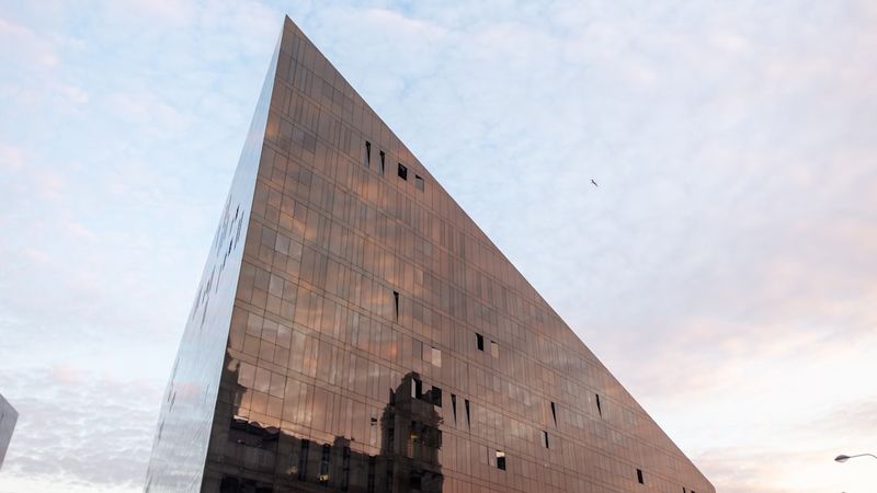 Fachada moderna de prédio de escritórios